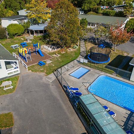 Tasman Holiday Parks Picton Zewnętrze zdjęcie Aerial view of the school's swimming pool
