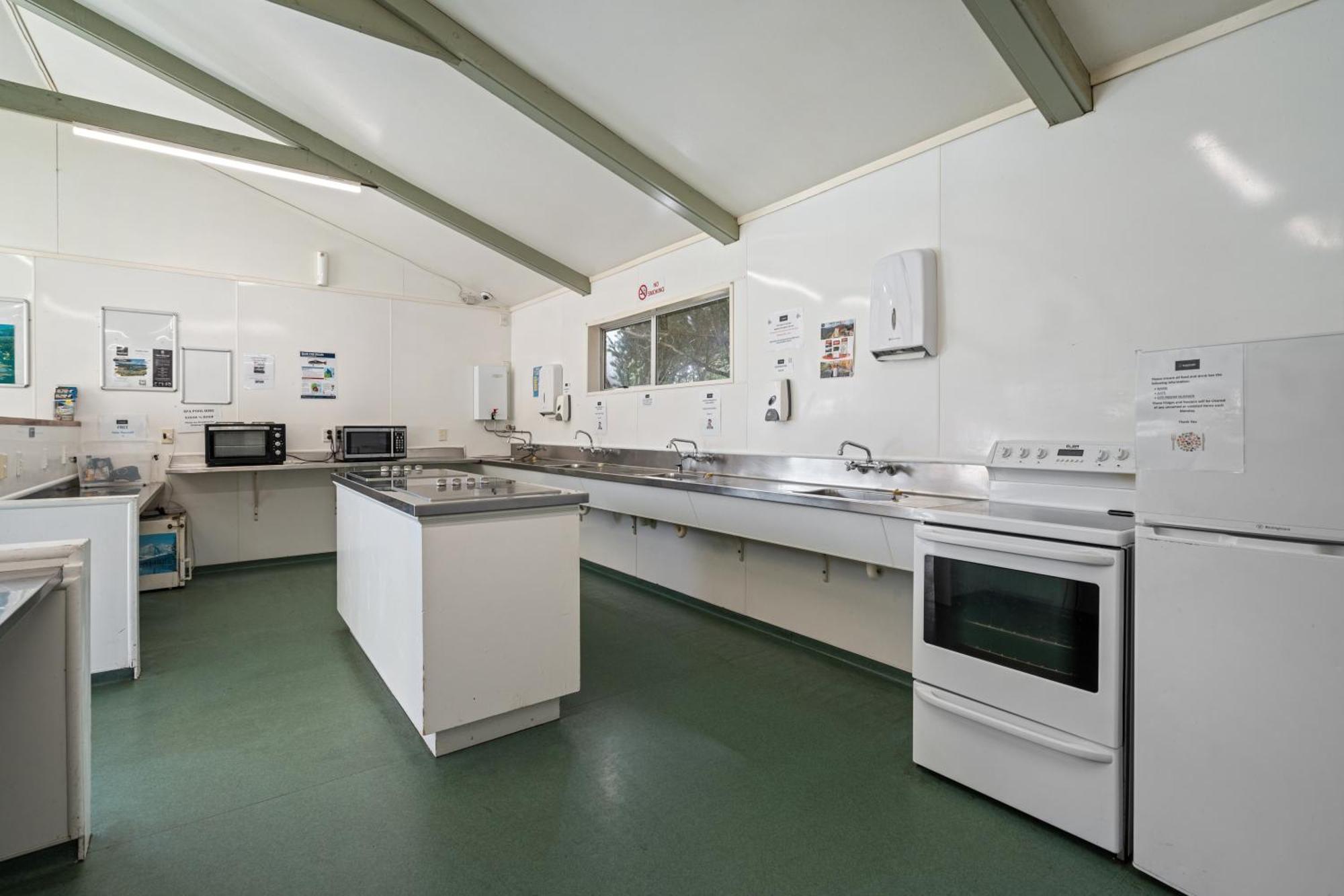 Tasman Holiday Parks Picton Zewnętrze zdjęcie The kitchen at the station