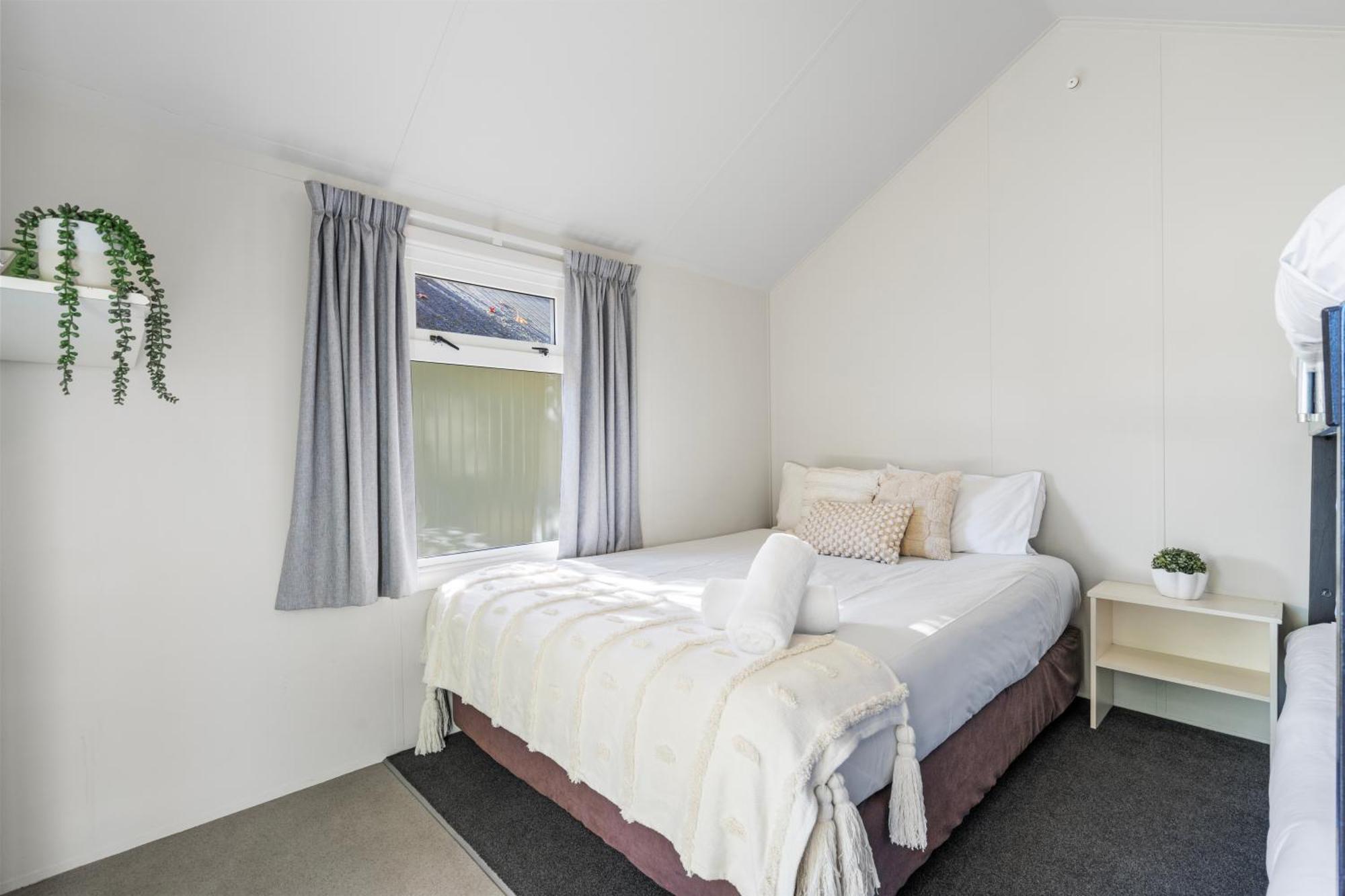 Tasman Holiday Parks Picton Zewnętrze zdjęcie A bedroom in a student flat