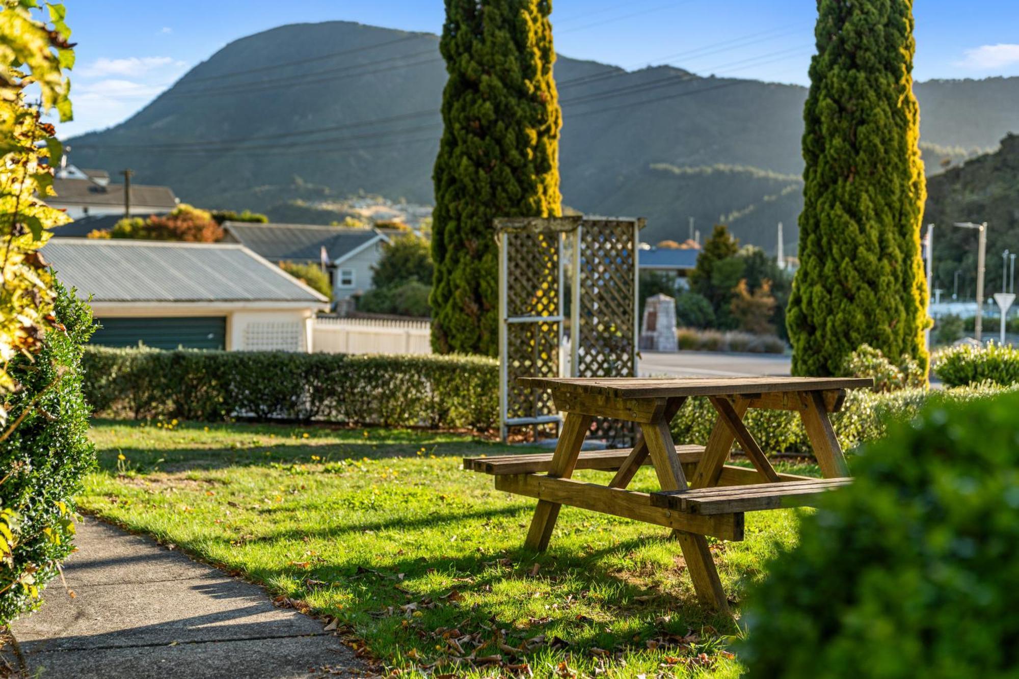Tasman Holiday Parks Picton Zewnętrze zdjęcie The park's main lawn