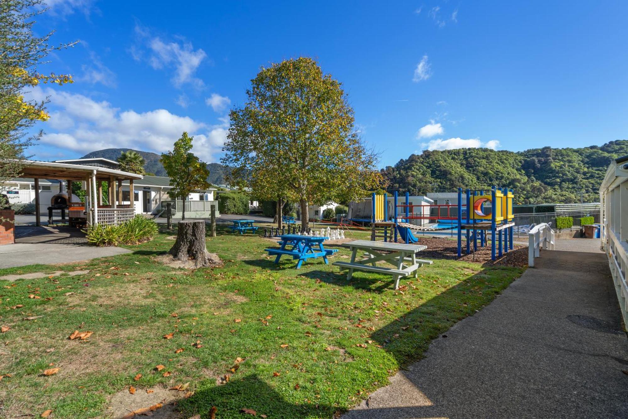 Tasman Holiday Parks Picton Zewnętrze zdjęcie Playground at the school