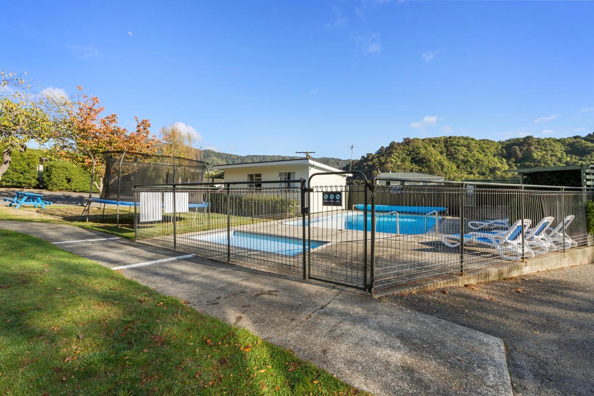 Tasman Holiday Parks Picton Zewnętrze zdjęcie The swimming pool at the station