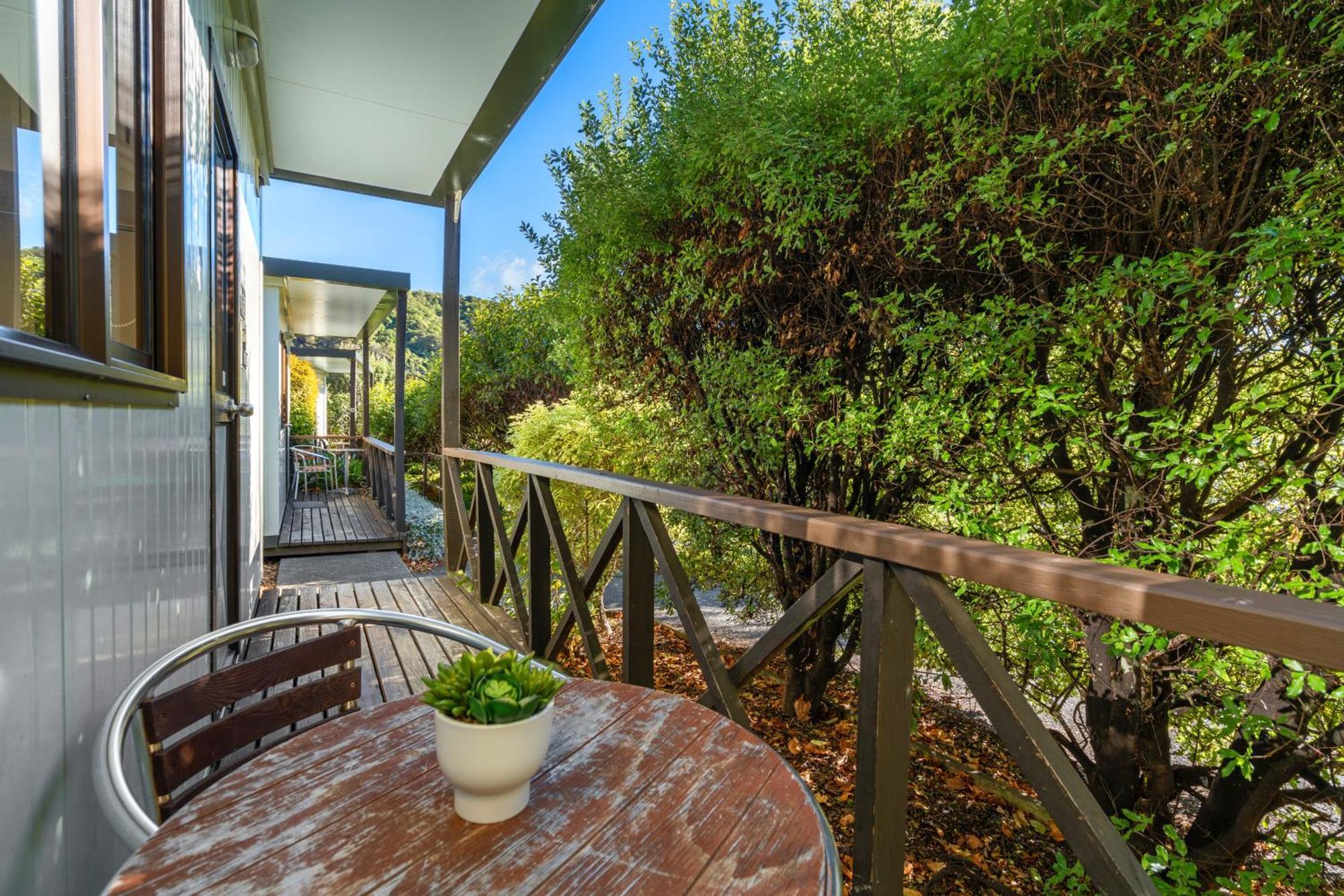 Tasman Holiday Parks Picton Zewnętrze zdjęcie A balcony in a house