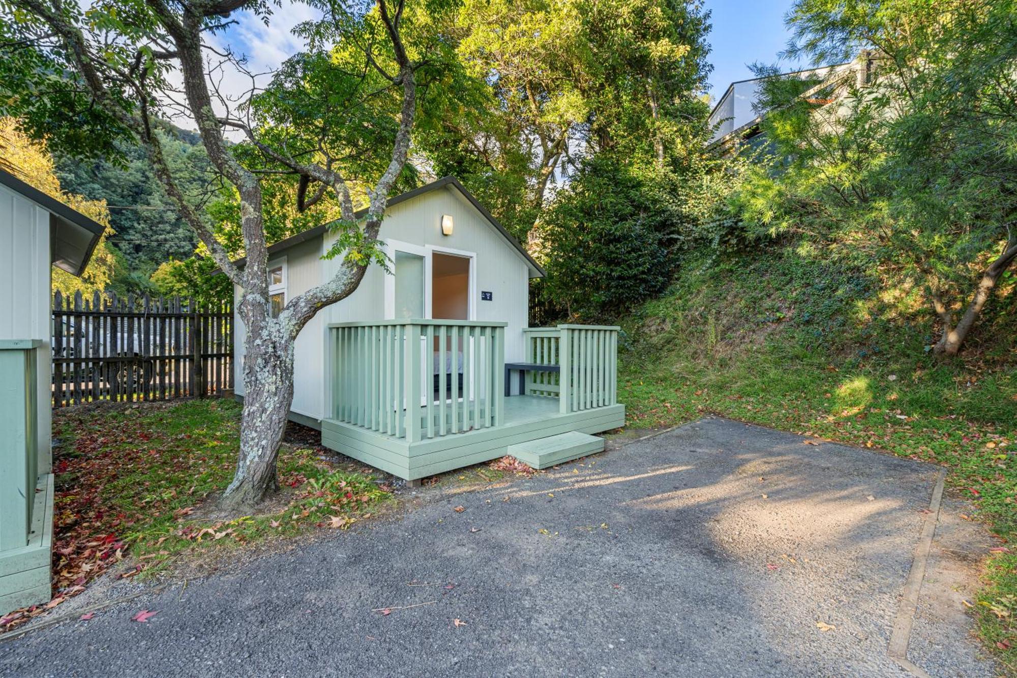Tasman Holiday Parks Picton Zewnętrze zdjęcie The smallest house in the world
