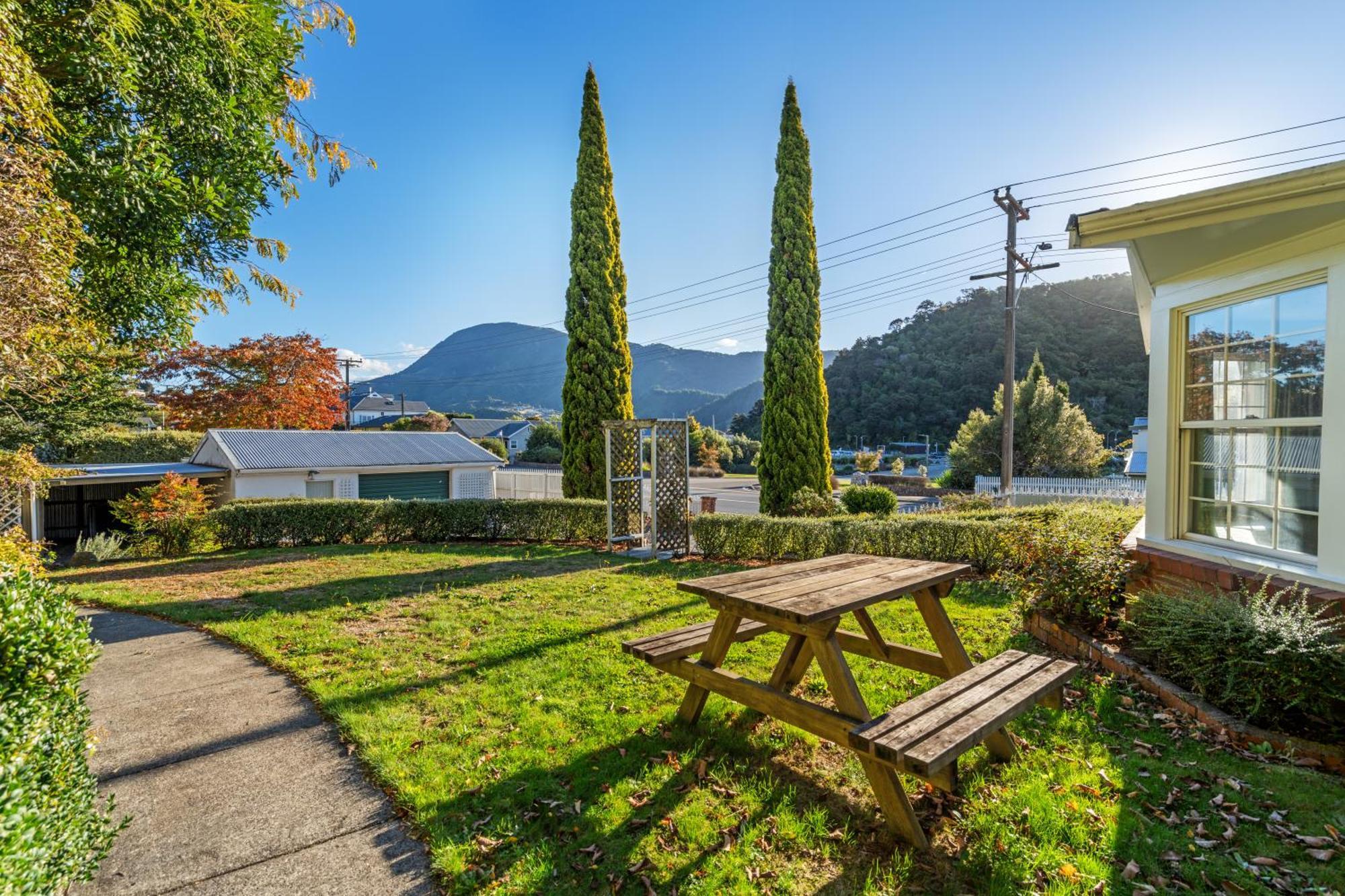 Tasman Holiday Parks Picton Zewnętrze zdjęcie The garden of the Riwaka Tavern