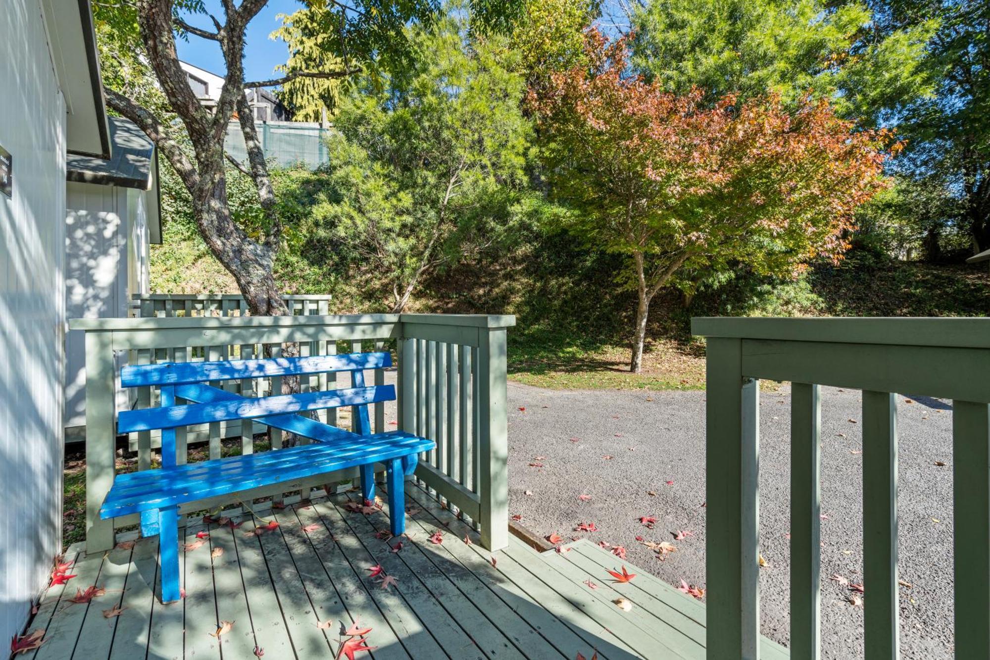 Tasman Holiday Parks Picton Zewnętrze zdjęcie A view of the deck at the 1906 Spring Street house