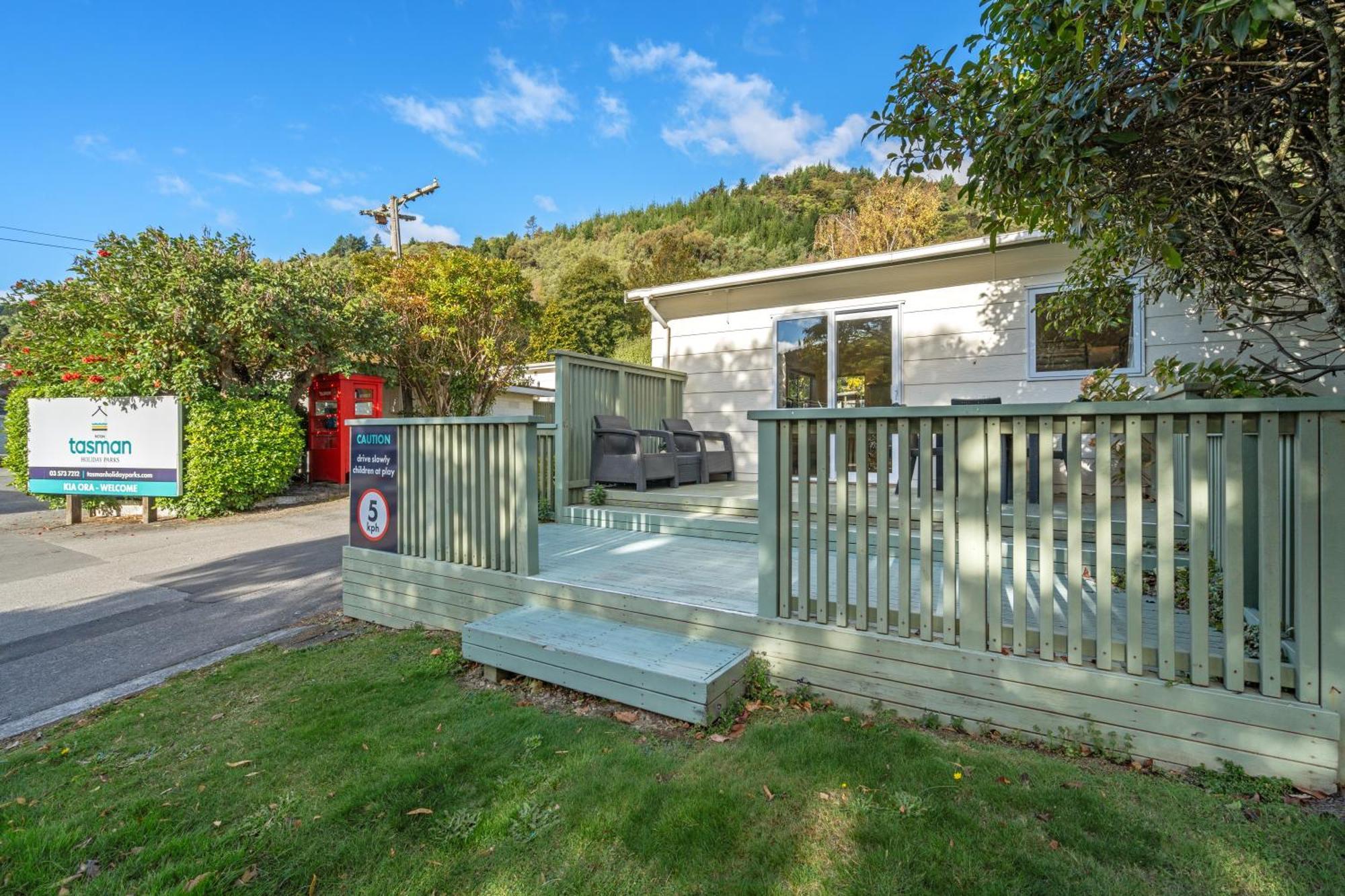 Tasman Holiday Parks Picton Zewnętrze zdjęcie A static home at the park