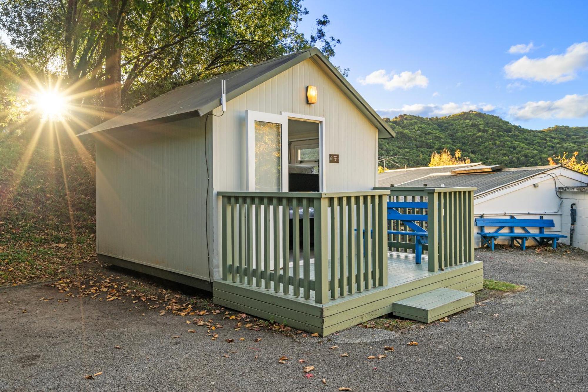 Tasman Holiday Parks Picton Zewnętrze zdjęcie A tiny home at the Riverview Motel in New Zealand