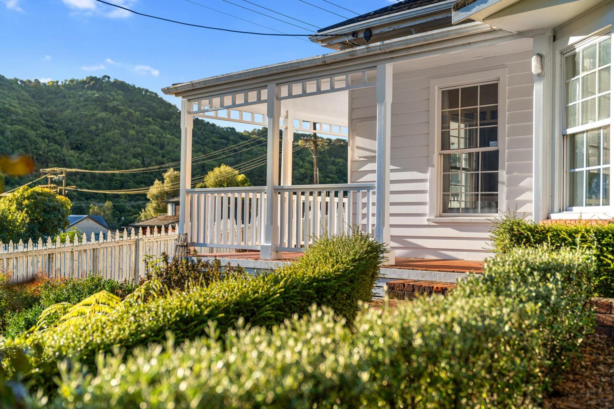 Tasman Holiday Parks Picton Zewnętrze zdjęcie The house's front entrance